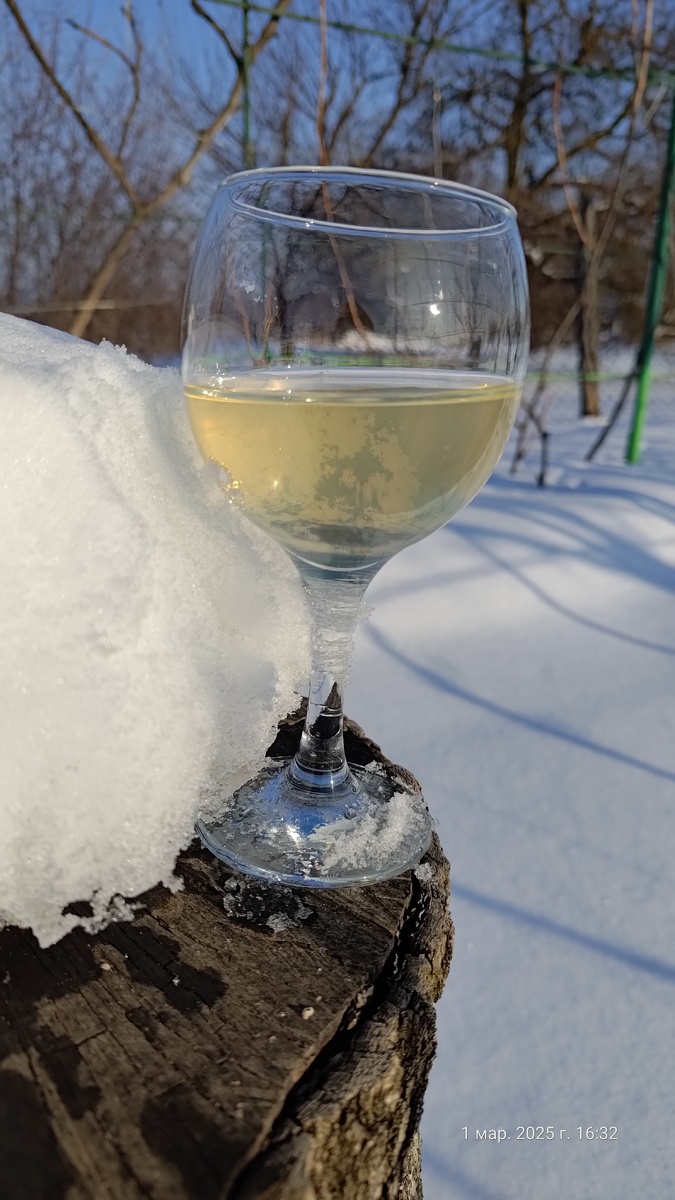 Немного снега на бокале дополняет антураж.