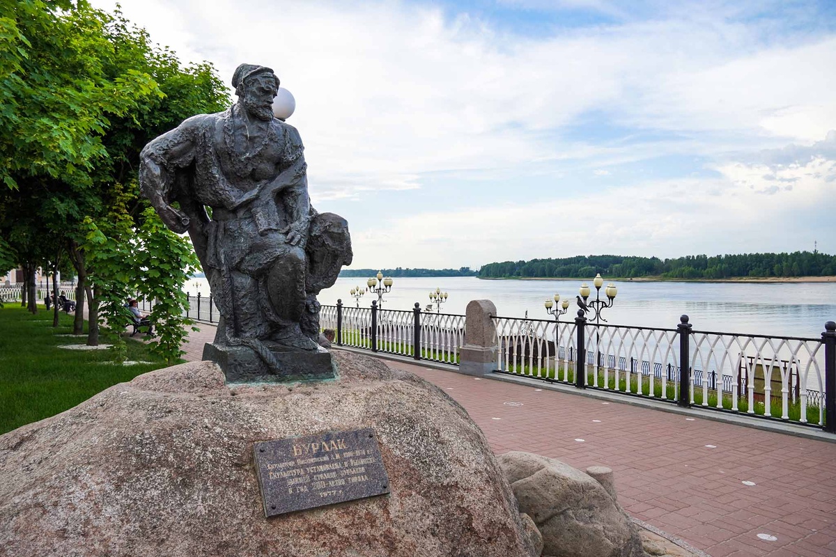 Памятник Бурлаку