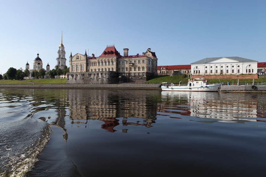 Новая биржа - слева, Старая биржа - справа.
