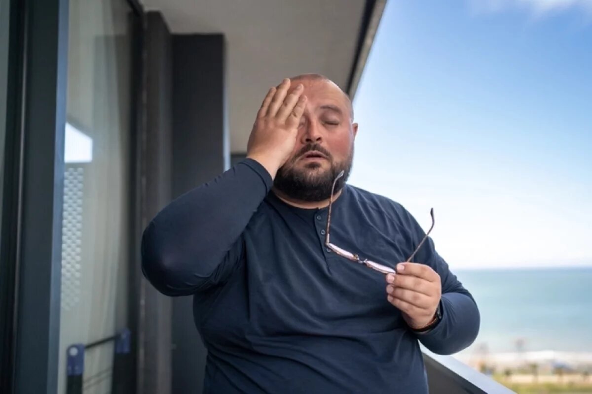    Желтая кожа, паралич ног.