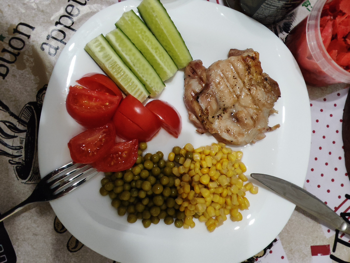 Бедро запечённое на гриле,кукуруза, зелёный горошек,томат, огурец свежий.