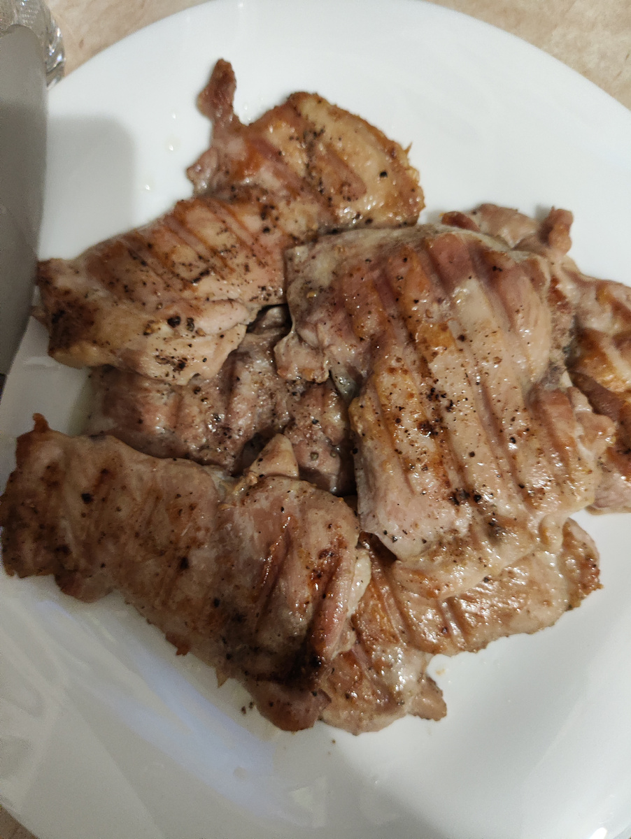 Филе бедра на гриле,соль,перец черный.