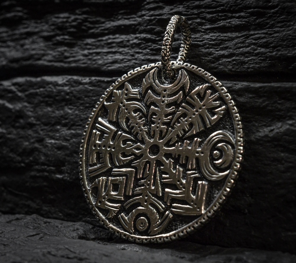 Крупный кулон - всегда смотрится красиво. Особенно, если его носит человек, понимаюший как подбирать себе украшения, и с чем их носить! 