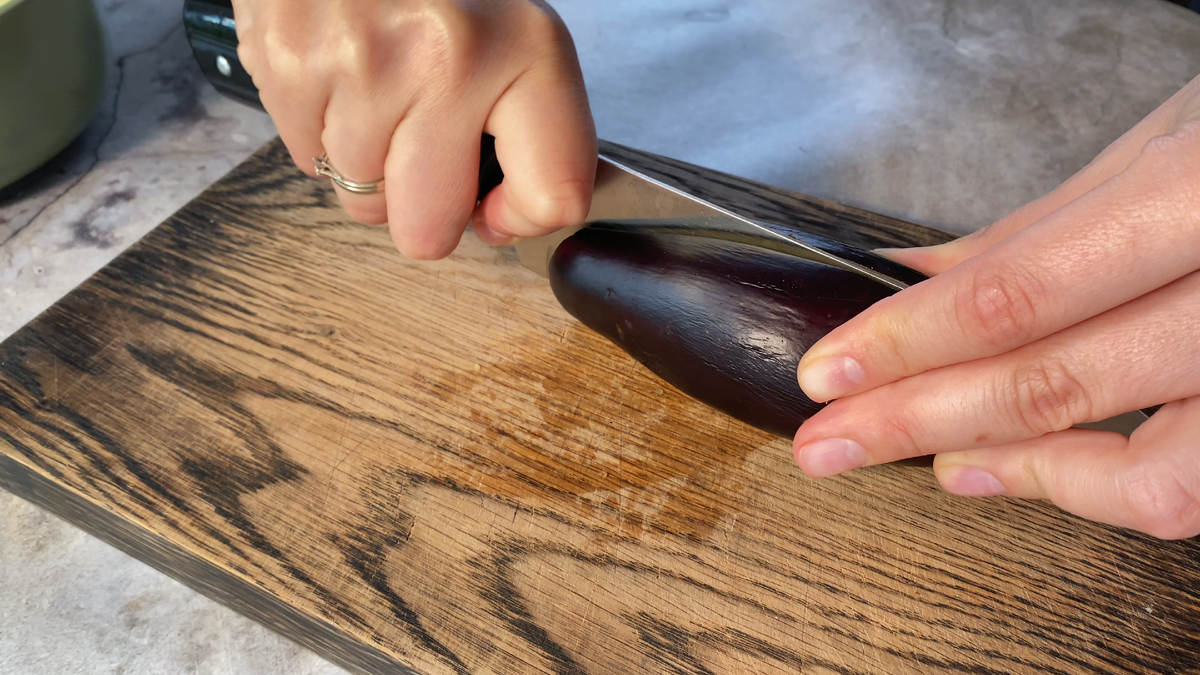 Шаг 1. Разрежьте баклажаны на 2 части вдоль.