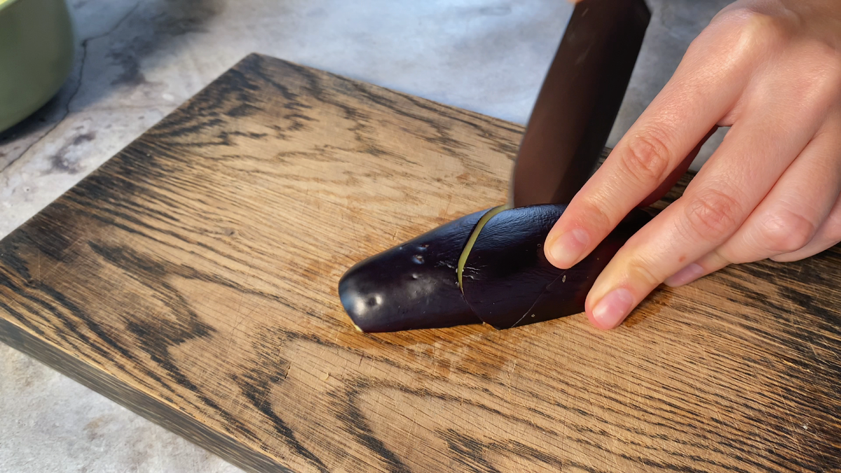 Затем каждую половину на 2-3 части.