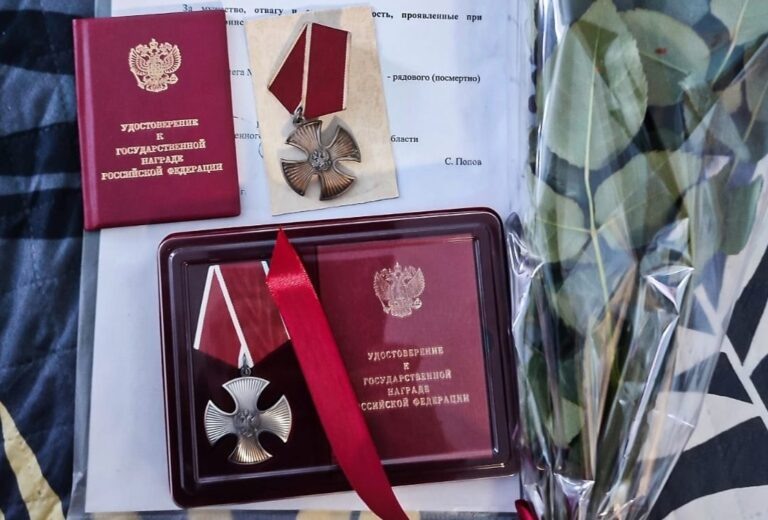    Глава Абдулинского округа вручил орден Мужества маме погибшего бойца СВО Олега Жигулина Кристина Просвиркина