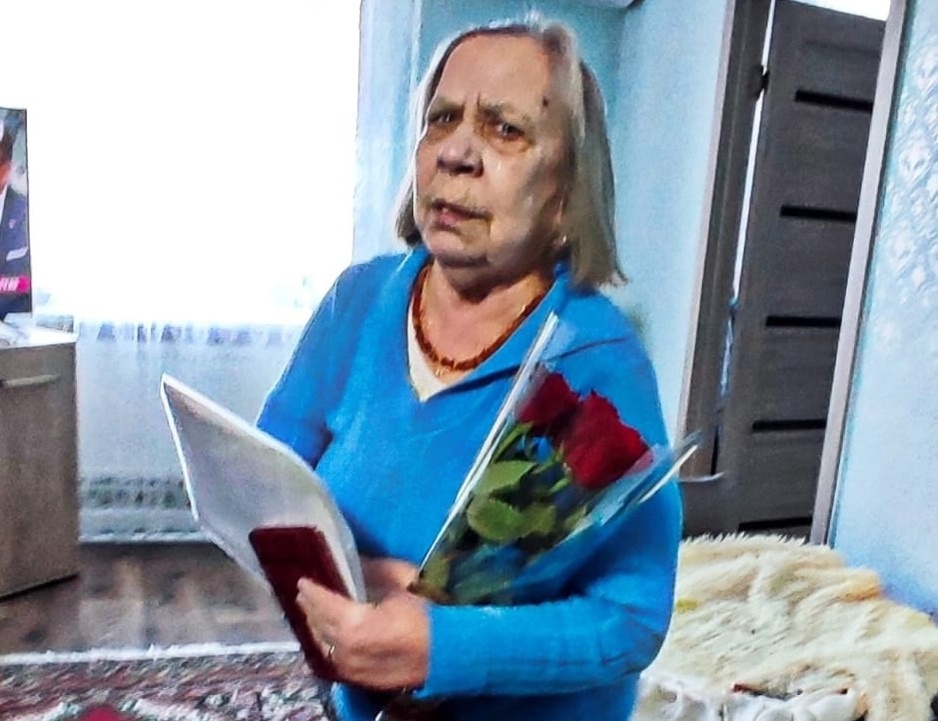    Глава Абдулинского округа вручил орден Мужества маме погибшего бойца СВО Олега Жигулина Кристина Просвиркина