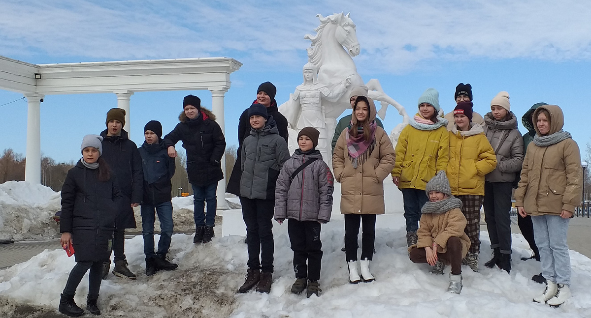 Дети на экскурсии в парке "Амазония" возле скульптуры Барспит