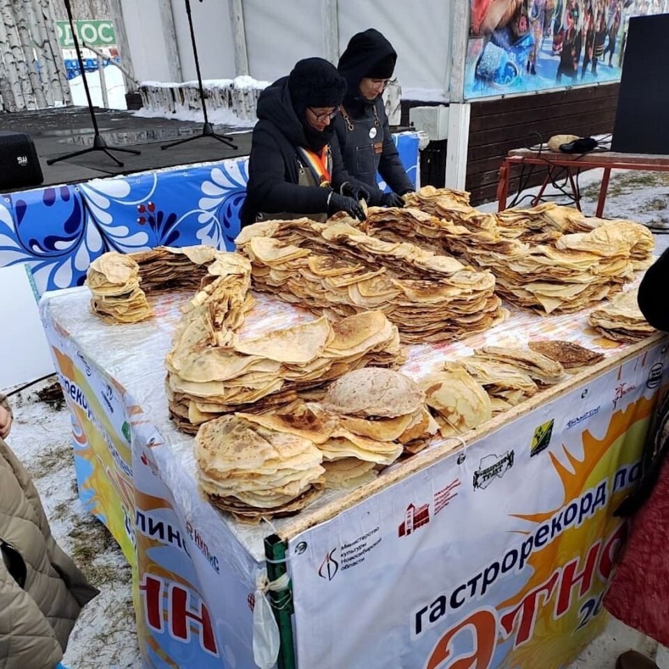    В Новосибирской области установили рекорд по выпеканию блинов. Источник: "АСТ 54"