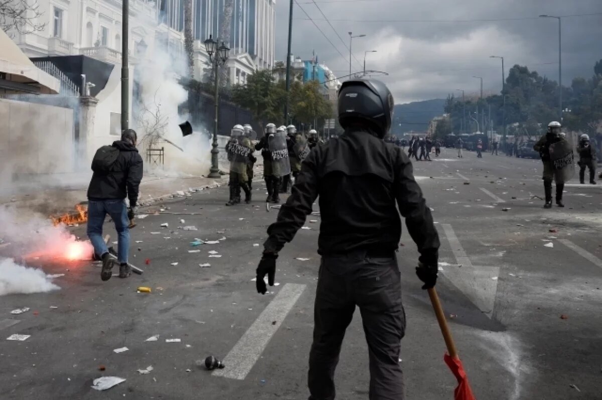    Во время беспорядков в Афинах пострадал памятник Зевсу Олимпийскому