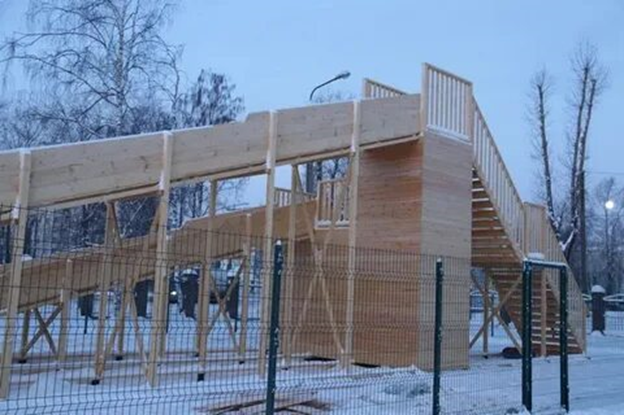 Хоть сколько-то похожую на ту северодвинскую, из детства, среди картинок интернета я так и не нашел. Ушло время больших чувств и предметов. Пришлось выбрать эту, хоть как-то, в уменьшении, передающую натуру. Собирался сделать к ней приписку: "та была раза в два выше и раза в полтора круче; но, чтобы представить такое, от вас потребуется развитое воображение". Однако даже со всем своим небывало развитым вы не представите мое изумление, когда из-под выбранной картинки выплыла надпись, что снимок сделан в городском парке Северодвинска (!). Значит, выжила славная традиция. Хотя и усохла до уровня благоразумия.