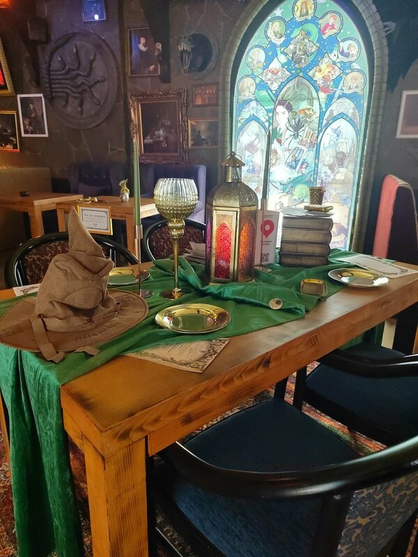 Меню оформлено в стиле дневника принца-полукровки и включает в себя оригинальные блюда по сюжетам фильма.