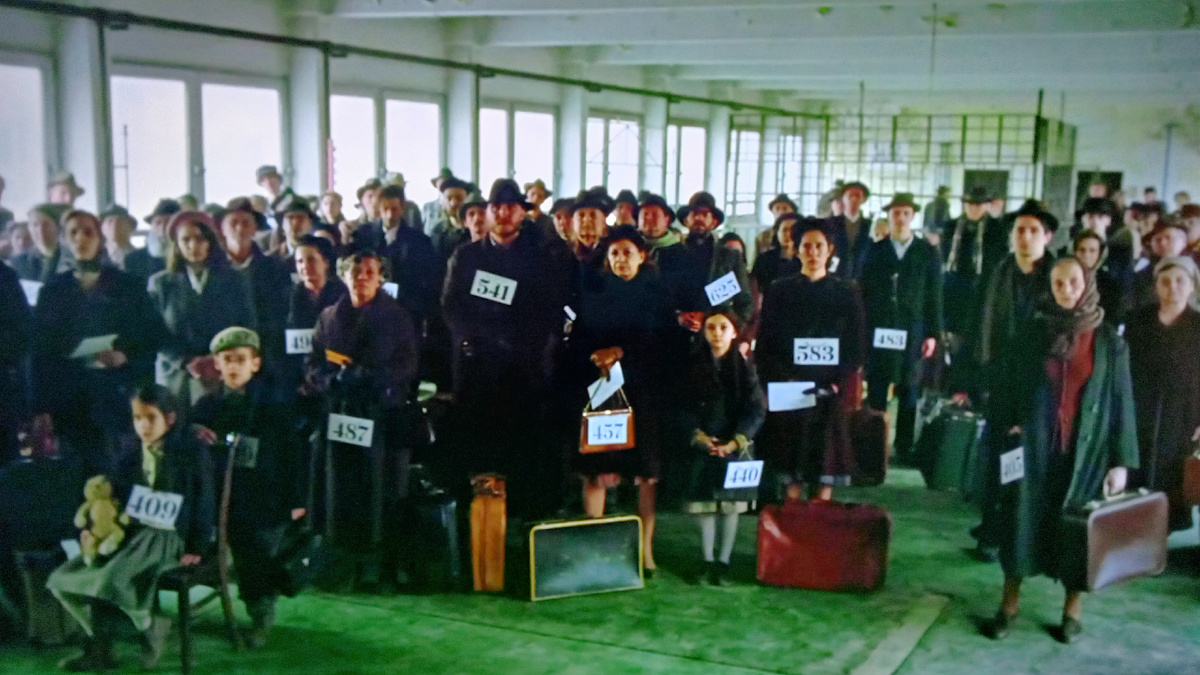 Мигранты из Европы. Каждому сейчас выдадут 25 долларов на проезд до пункта назначения. 