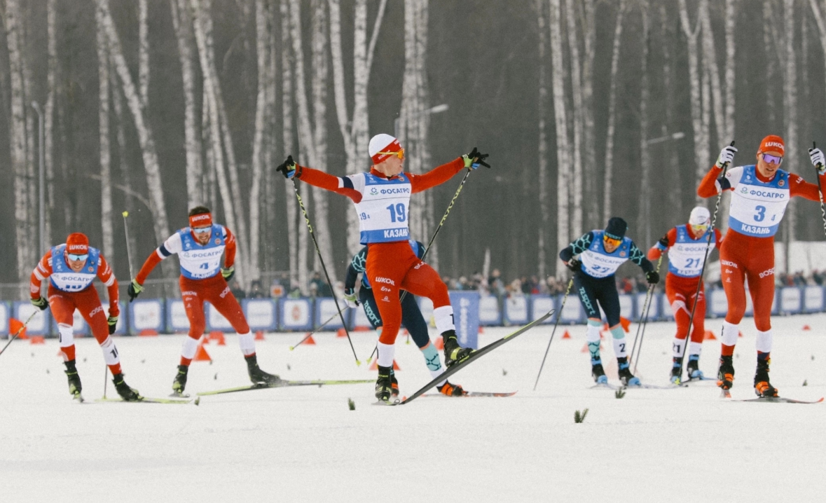 Сергей Забалуев выиграл финишный створ у Александра Большунова. Фото: соцсети