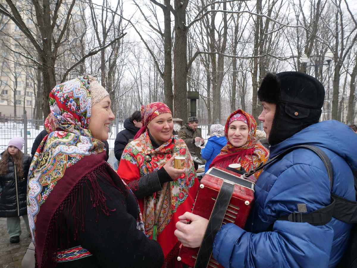 Какие же они красивые: яркие, звонкие, голоса певучие, ноги шустрые. Скачут-поют. Каждый год снимаю их как в первый раз)