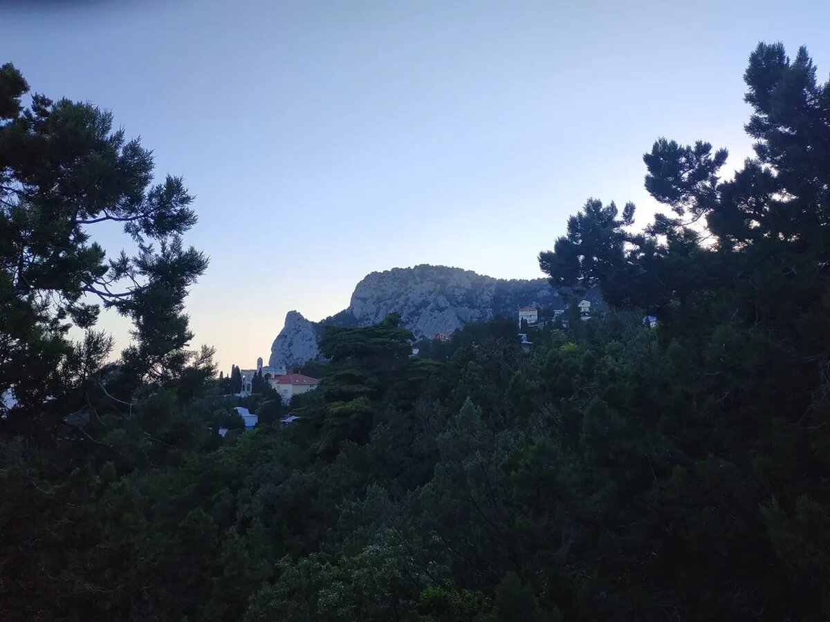 Кошка прилегла у моря, а под Кошкой - Симеиз