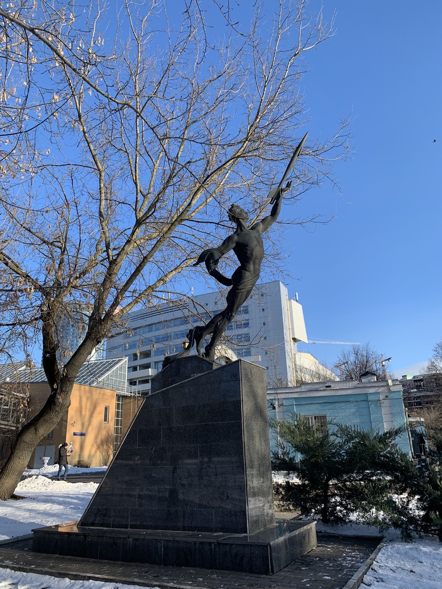 Скульптура "К звездам"