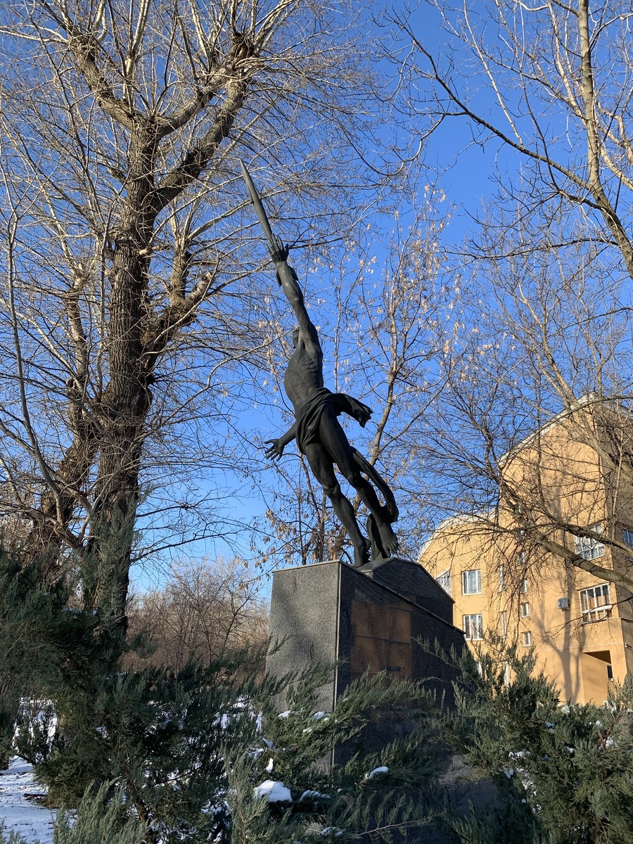 Скульптура "К звездам"