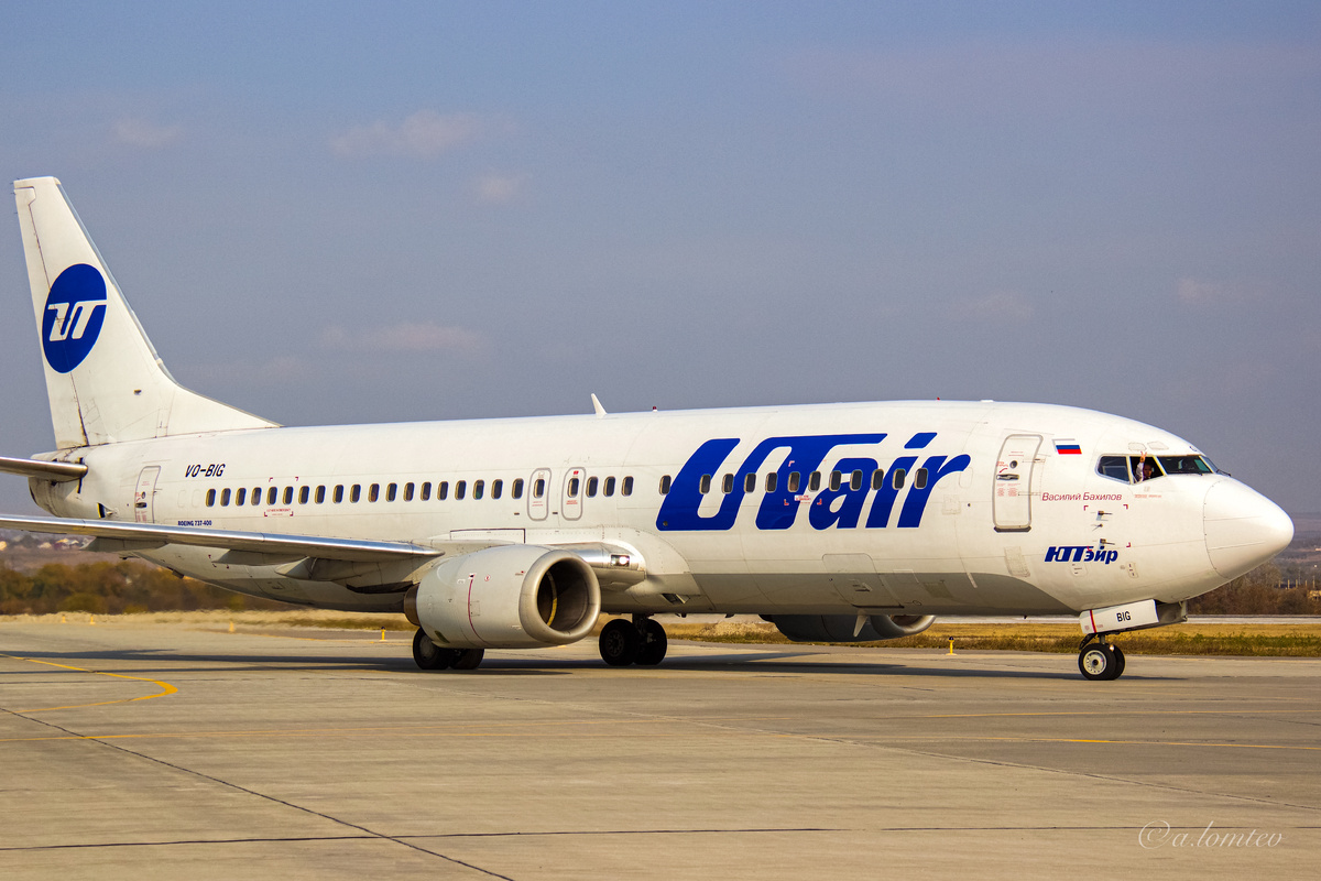 Приветствие пилотов Boeing 737-400 авиакомпании UTair в аэропорту Минеральные Воды после посадки. Примечательно то, что самолет покрашен в старую ливрею авиакомпании. Автор: Антон Ломтев. 