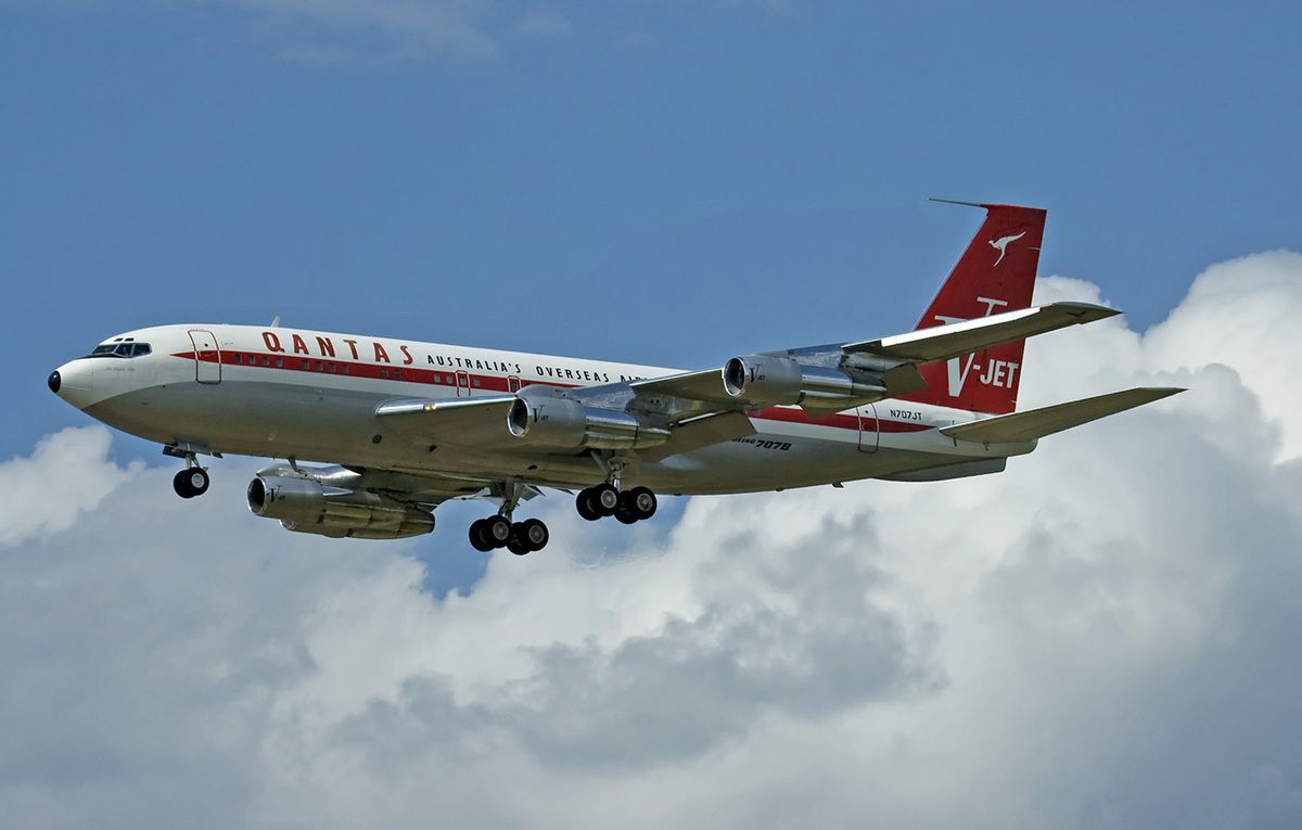 Boeing 707 аваикомпании Qantas https://upload.wikimedia.org/wikipedia/commons/6/61/Boeing_707-138B_Qantas_Jett_Clipper_Johnny_N707JT.jpg