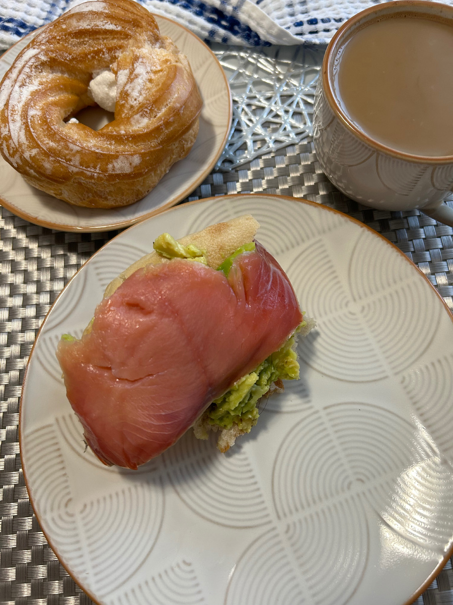 Мой завтрак, лепешка с авокадо и кетой слабосоленой и кольцо заварное с белковым кремом, кофе с молоком.