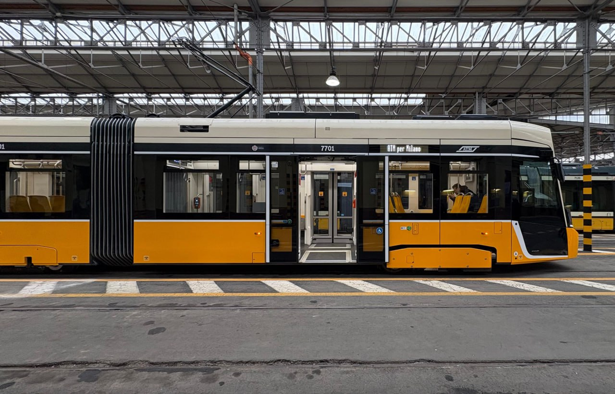 Вид сбоку на трамвай Tramlink от Stadler для Милана, Италия. Источник: ATM