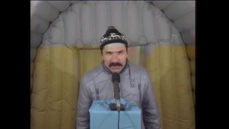 эксцентричный представитель желающих высказаться (Казань, 1993 - видео есть в VK Video)