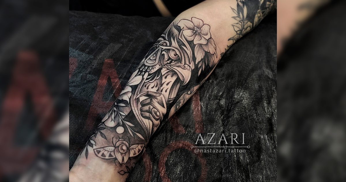 Черно-белая тату на предплечье с египетскими мотивами. Мастер: Анастасия Азари.