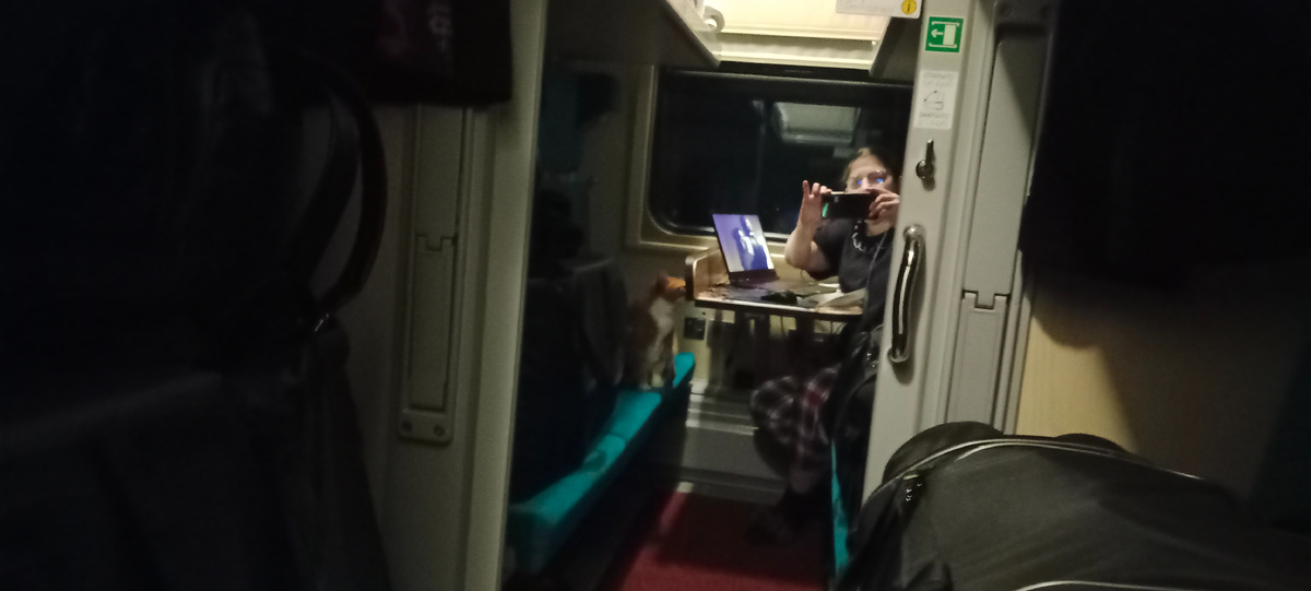 уже не боится :)  сидит и радуется поездке