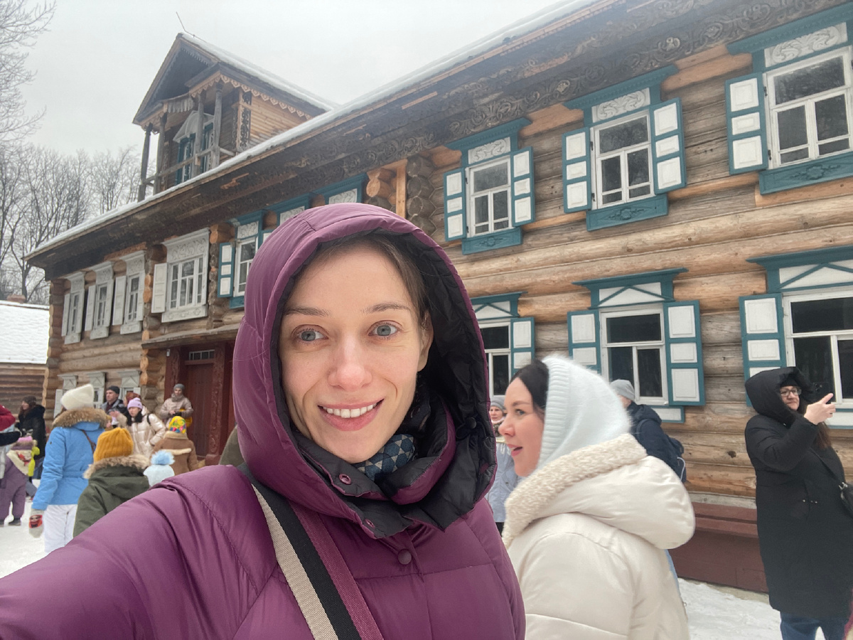 Автор на гуляниях. Позади меня дом Павловой - огромный, как будто бы многоквартирный сруб 19 века. Кто-то любил жить просторно! 