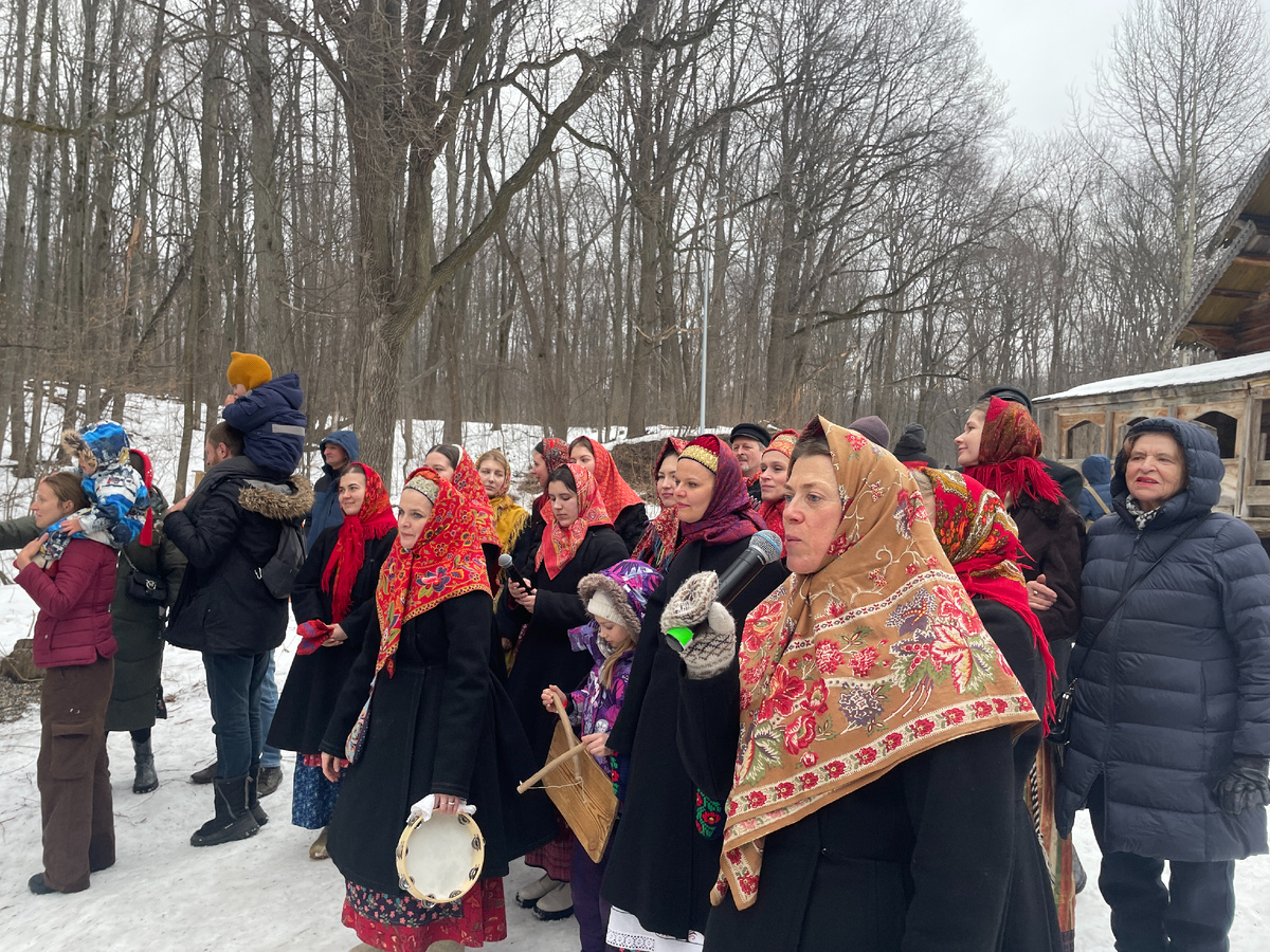 Ансабль "Синий лён", сплошь из преподавателей и студентов самых интересных для меня вузов в городе. 