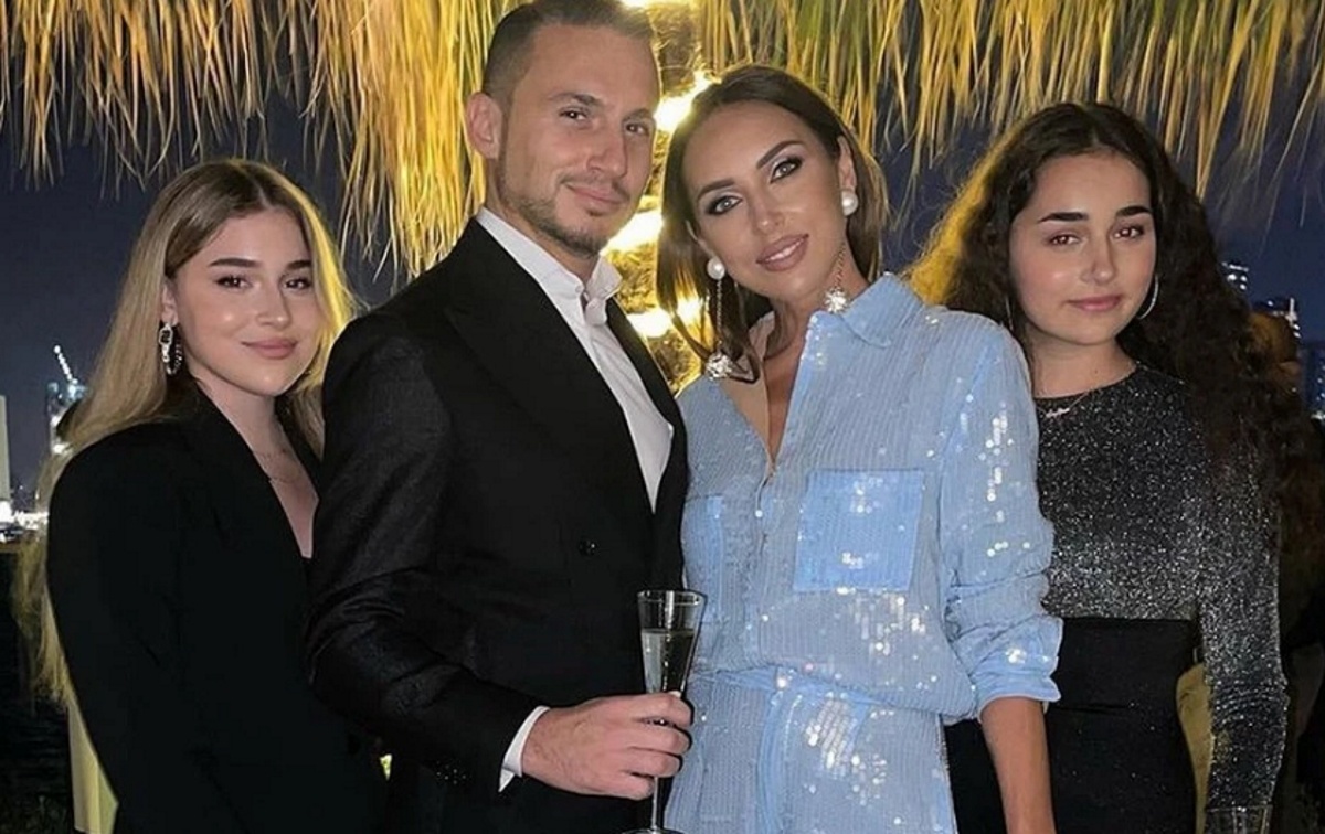 Алсу с Яном Абрамовым и дочерьми Сафиной и Микеллой. Фото: соцсети