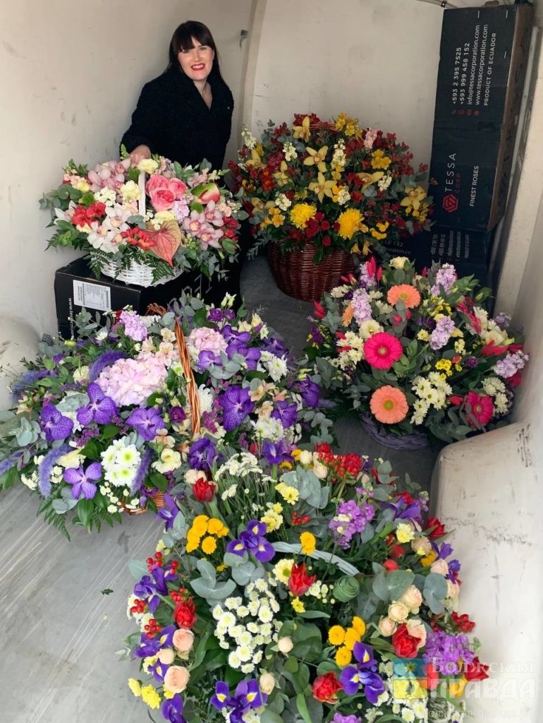 Анна Глубшева, флорист.📷    Букет в виде мяча и цветы в форме джинсов: какие фантазии воплощают флористы Волжского?
