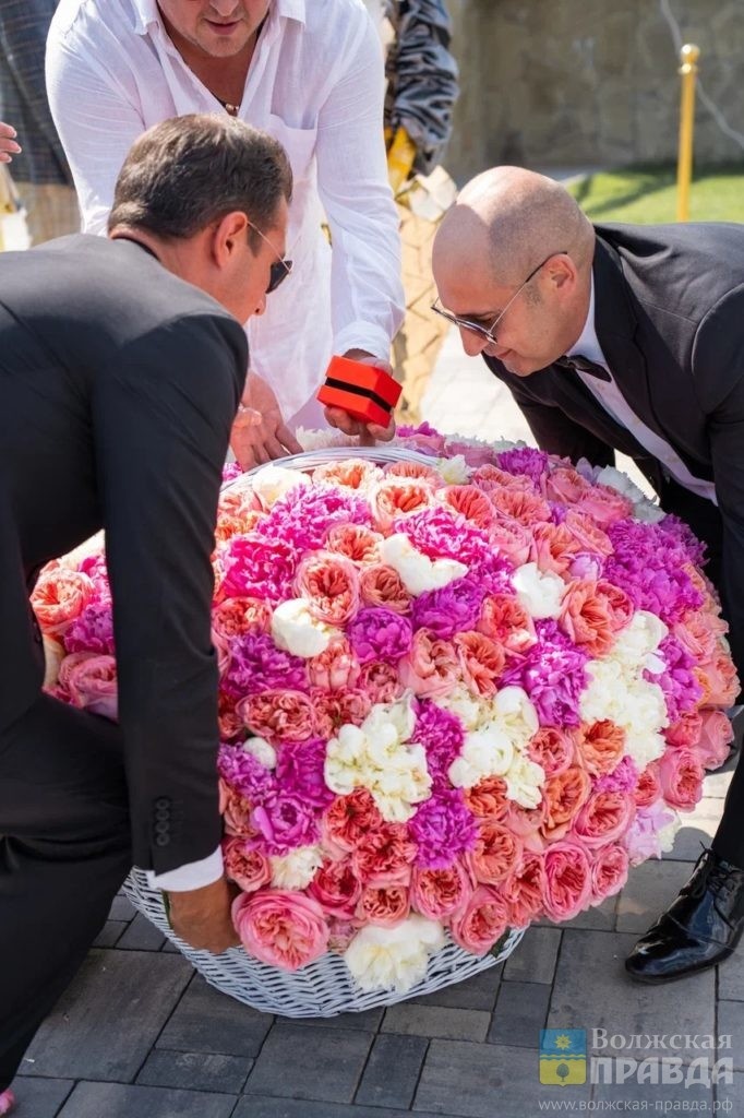 Весомая роскошь из 511 пионов📷    Букет в виде мяча и цветы в форме джинсов: какие фантазии воплощают флористы Волжского?
