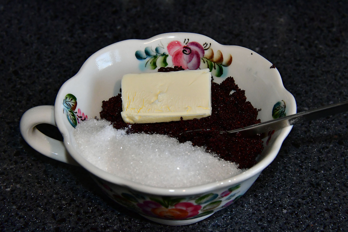 Масло растапливаем  и готовим начинку