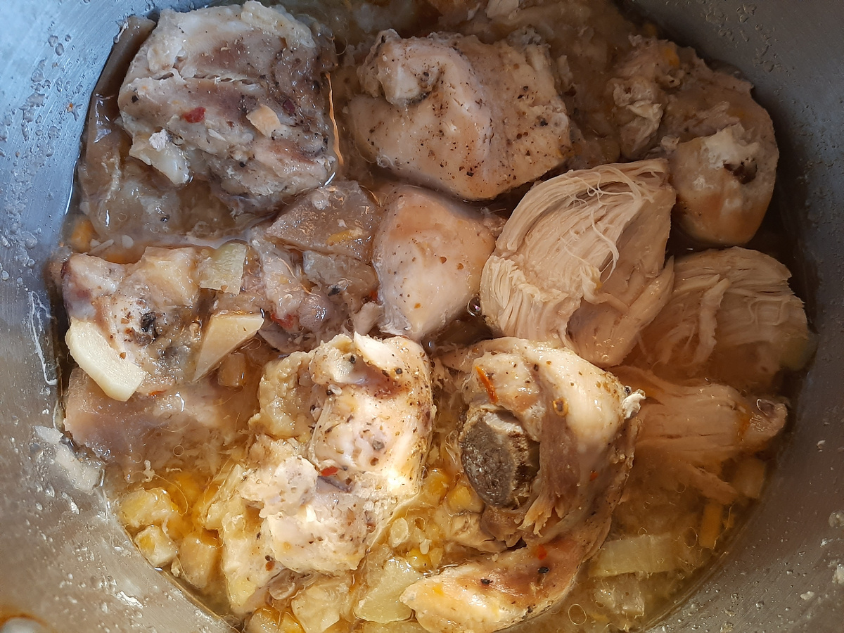 Посмотрела на курочку и поняла, что и сегодня его не будет. Овощи отдали свой аромат и вкус, я их блендером измельчила. Ужин у папы был на ура. А рийет приготовим в следующий раз.