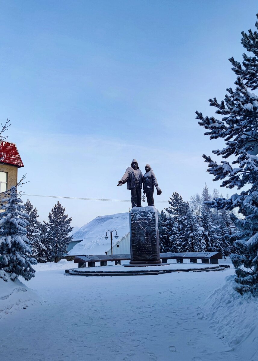 памятник первопроходцам в Надыме на улице Зверева