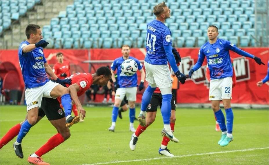    Фаринья отправляет мяч в ворота «Факела». Фото: Соцсети ФК «Химки»