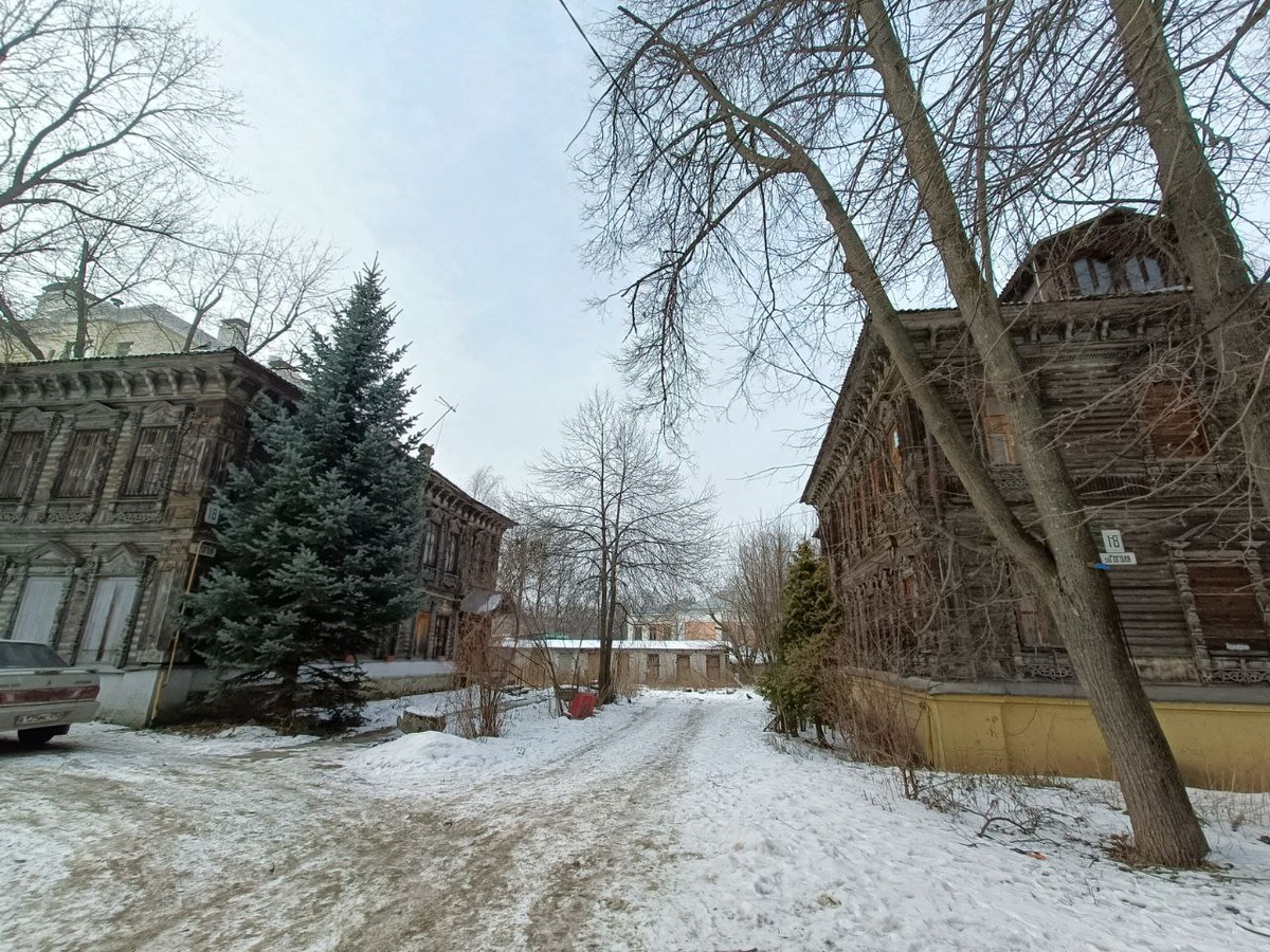 Дома по улице Гоголя 18 и 18А с одинаковыми элемента  декора  карнизов и угловых пилястр. Оба дома украшены наличниками с накладной и пропильной деревянной резьбой