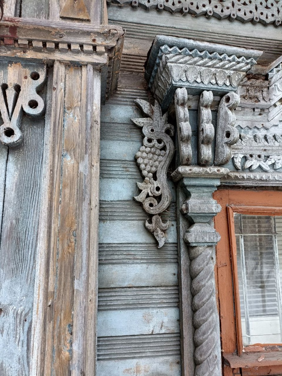 Резьба хорошо сохранилась, гроздья винограда прекрасны... Узнала, что  изначально орнамент был окрашен в яркие цвета (листья зеленые, виноград фиолетовый, колонки желтые и т.д.). 
