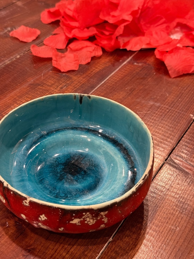 Самое первое изделие Оли до сих пор хранится в студии