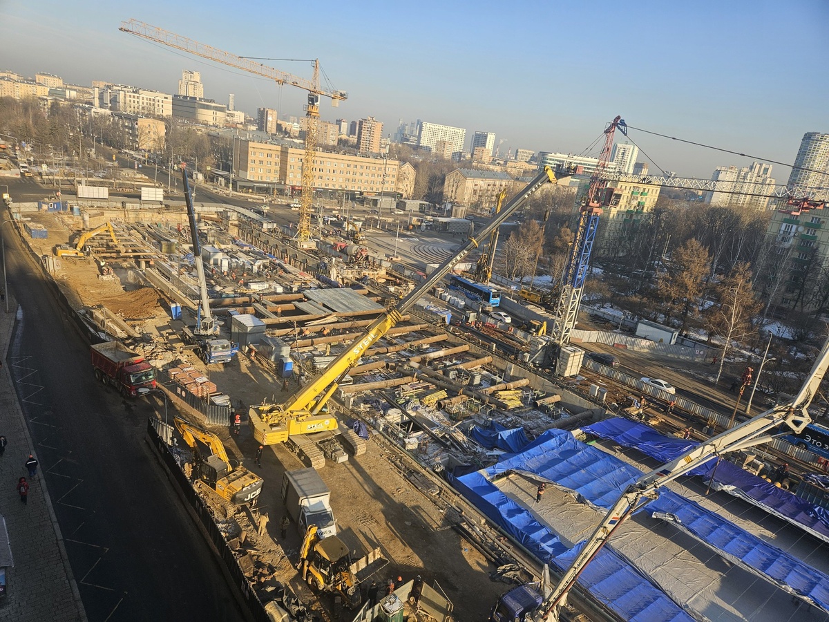 📷 1.1: На площади Хо Ши Мина ведутся работы по устройству временной объездной дороги ул. Дмитрия Ульянова на пересечении с Профсоюзной улицей.