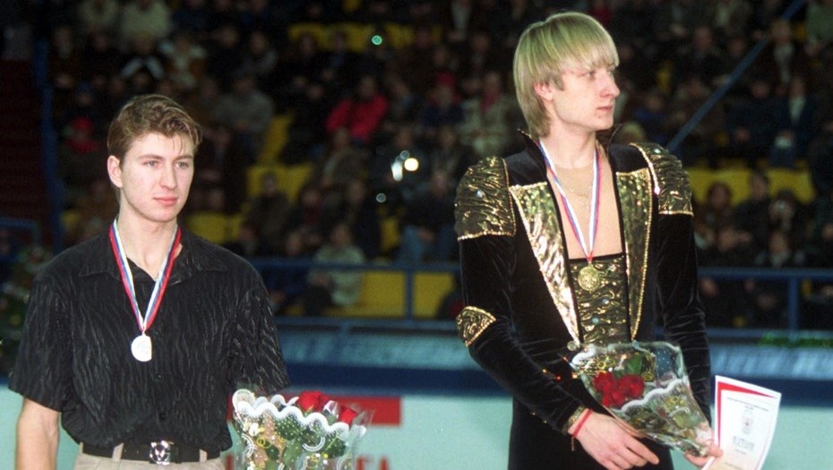    Фигуристы Алексей Ягудин и Евгений Плющенко (слева направо) на церемонии награждения, архивное фото. Автор фото: Игорь Уткин / ИТАР-ТАСС