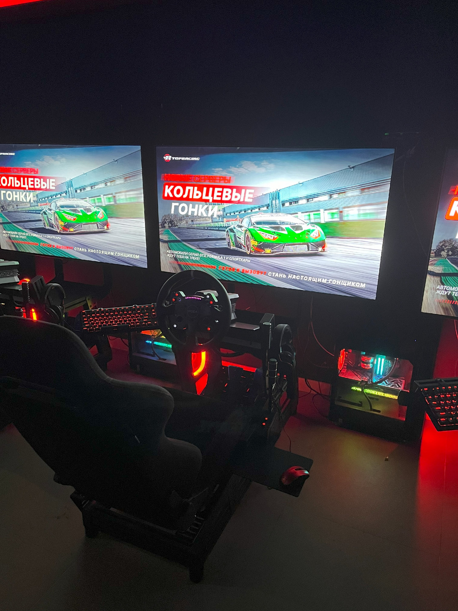 Кокпит представляет собой базу руля, в моем случае это MOZA, блок педалей, ручник и шифтер (рычаг переключения передач), ручник и по-классике: клавиатура и мышь. Ковш с регулировкой (педальный узел так же регулируется) добавлял атмосферности.