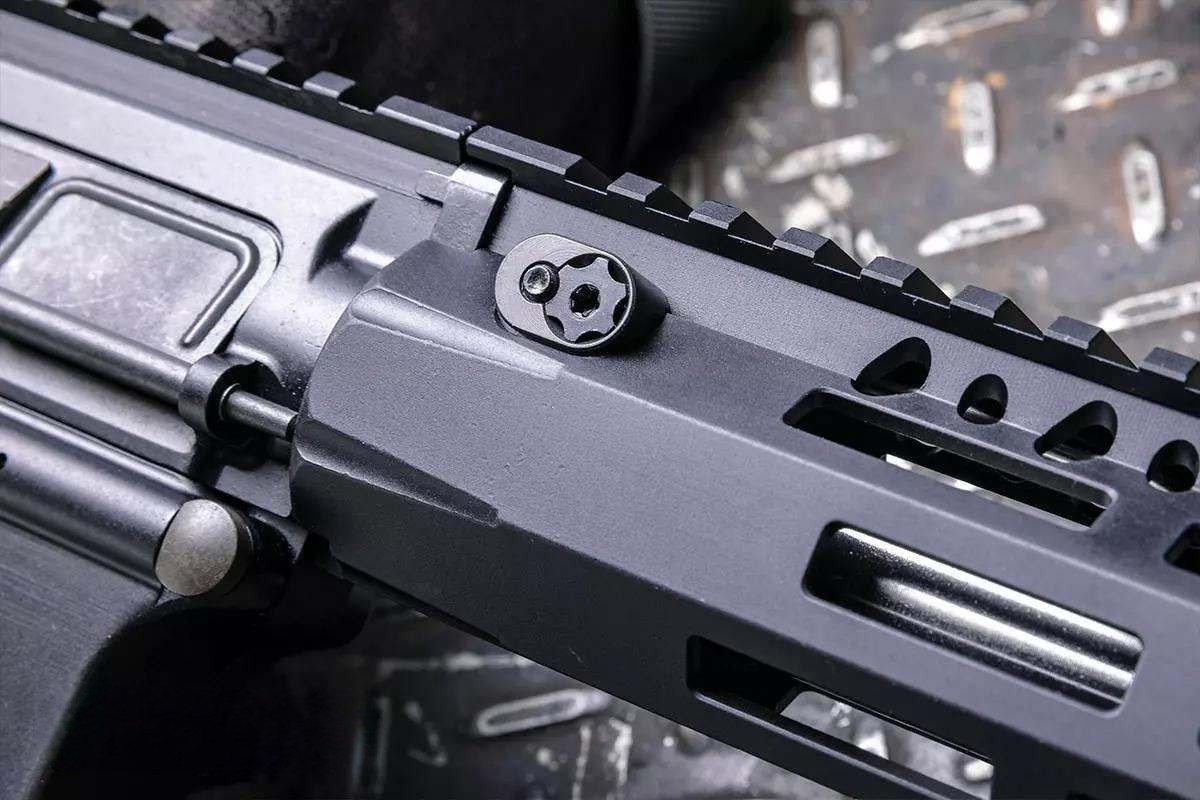 Приклад MCMR совместим с системой крепления пламегасителя BCM. Данная система позиционирует и закрепляет пламегаситель на ствольной коробке с помощью стального винта и контргайки, что предотвращает ослабление крепления.

Две защёлки на пламегасителе также служат для его позиционирования относительно верхней ствольной коробки и предотвращения вращения, которое может привести к смещению верхних направляющих. 