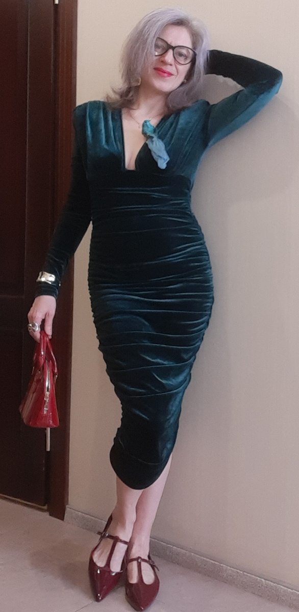 Бархатное платье Shein.