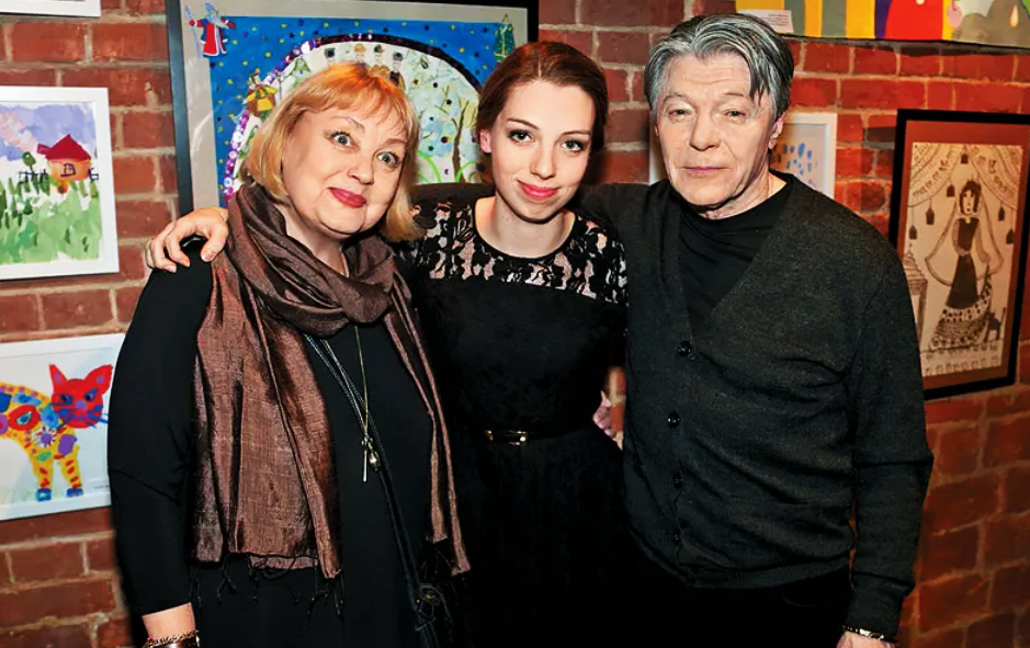 на фото Елена Шанина и Александр Збруев с дочерью