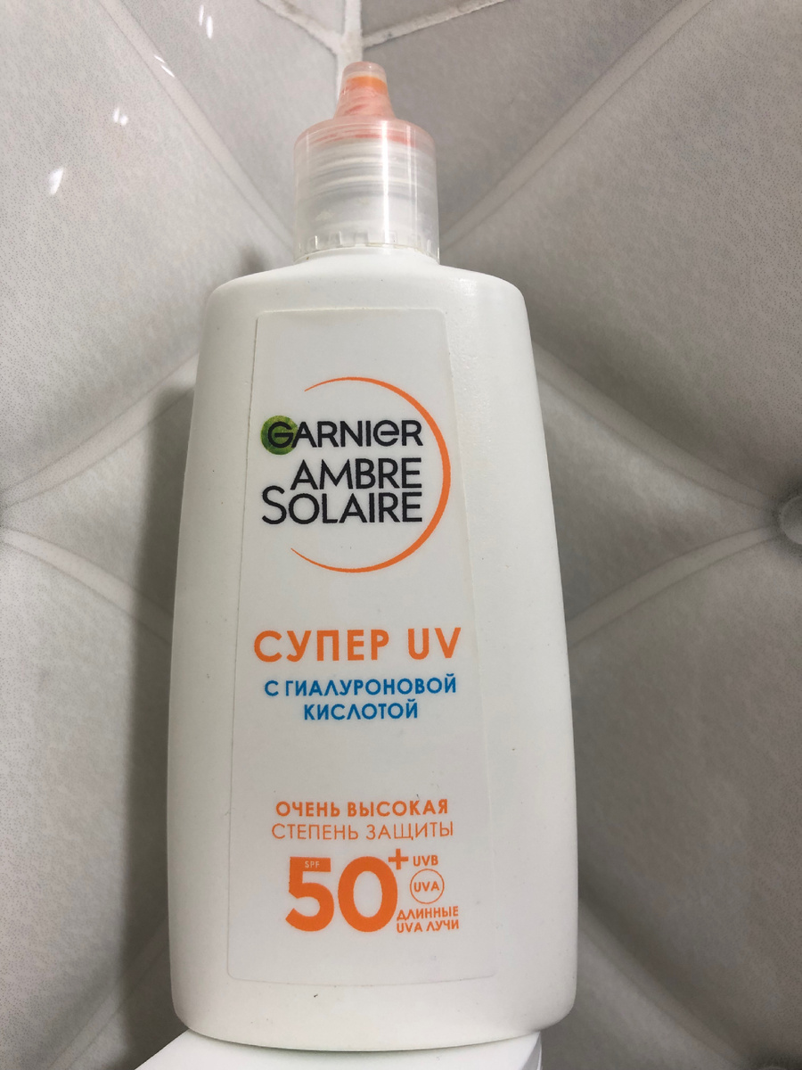 Консистенция жидкая, финиш невидимый.Есть яркий запах спирта.Мои глаза не раздражал.Не сползает в течении дня при носке. 