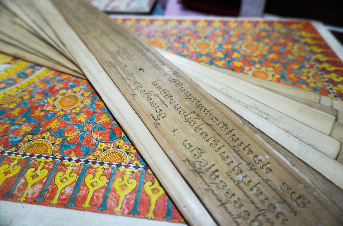    Древние послания на пальмовых листьях Индонезии