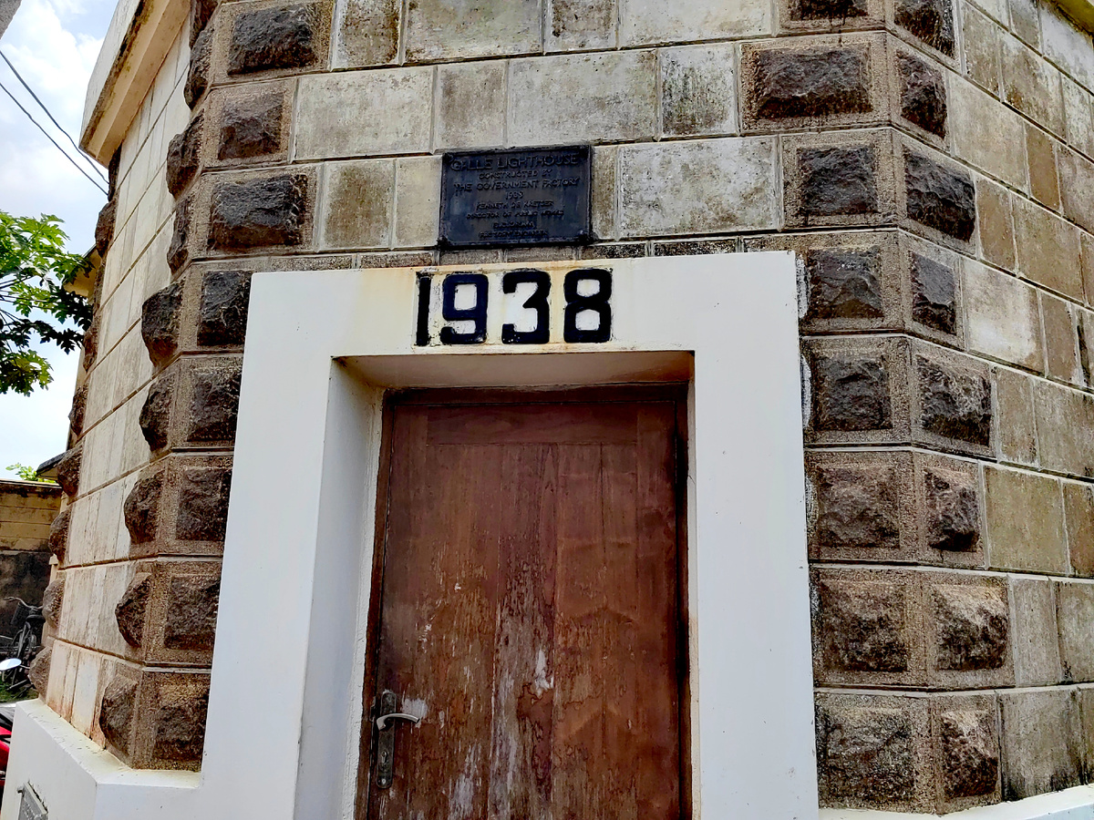 Вход в маяк и мемориальная табличка